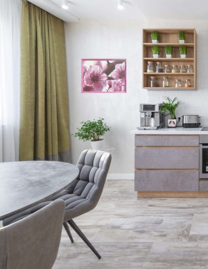 Картина Сакура в интерьере кухни фото