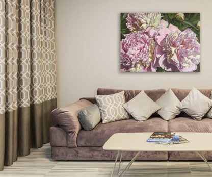 Картина в интерьере над диваном